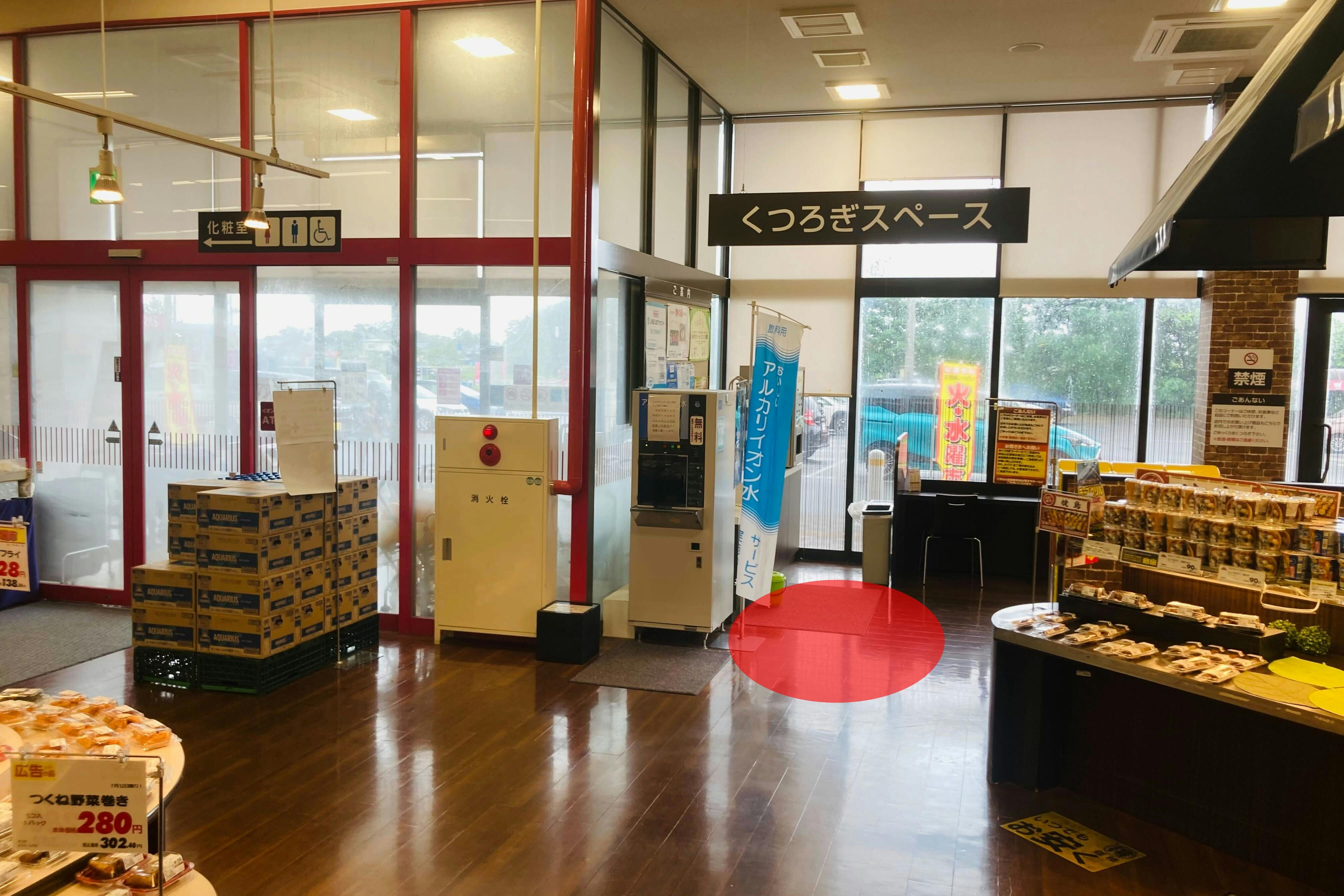 【マックスバリュ能代北店】各種プロモーションイベントに最適な店舗内イートインスペース前にあるイベントスペース