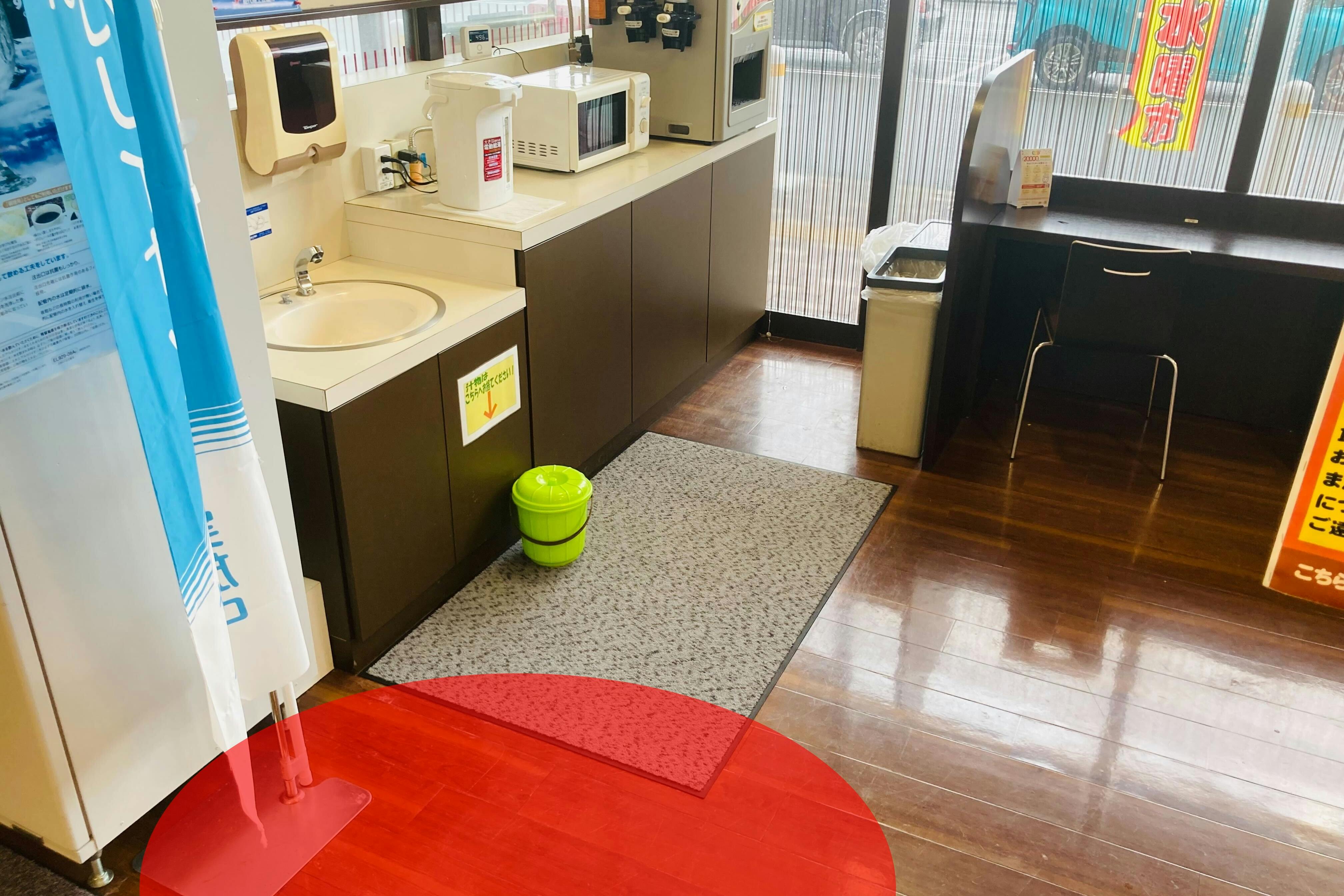 【マックスバリュ能代北店】各種プロモーションイベントに最適な店舗内イートインスペース前にあるイベントスペース