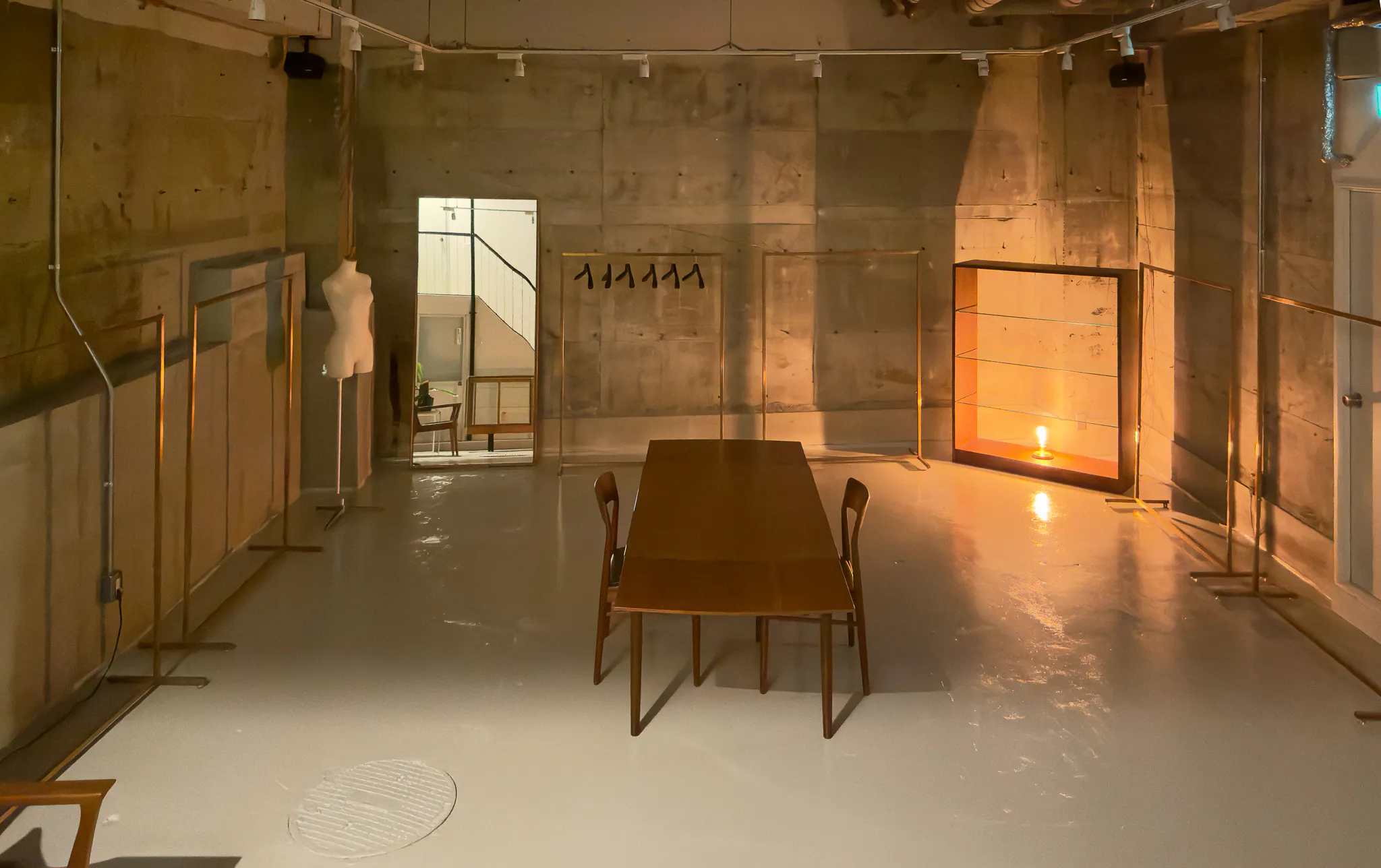 【trip studio fukuoka｜天神南駅3分】天井高3.4m・什器付きの地下イベントスペース