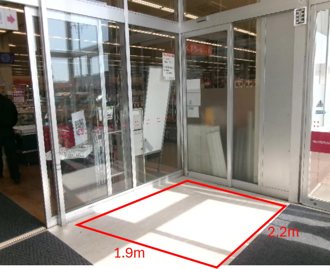 【マックスバリュ港北店】インストアベーカリー側入り口風除室 販促プロモーションや物販に最適なスーパー店内催事イベントスペース