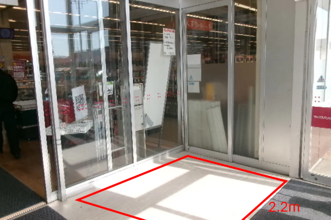 【マックスバリュ港北店】インストアベーカリー側入り口風除室 販促プロモーションや物販に最適なスーパー店内催事イベントスペース