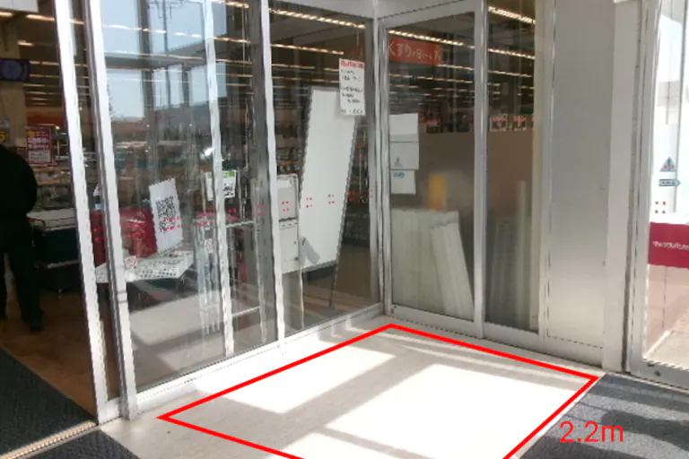 【マックスバリュ港北店】インストアベーカリー側入り口風除室 販促プロモーションや物販に最適なスーパー店内催事イベントスペースの画像1