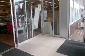 【マックスバリュ港北店】インストアベーカリー側入り口風除室 販促プロモーションや物販に最適なスーパー店内催事イベントスペース