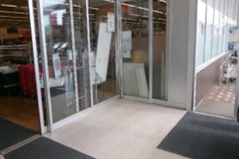 【マックスバリュ港北店】インストアベーカリー側入り口風除室 販促プロモーションや物販に最適なスーパー店内催事イベントスペースの画像2