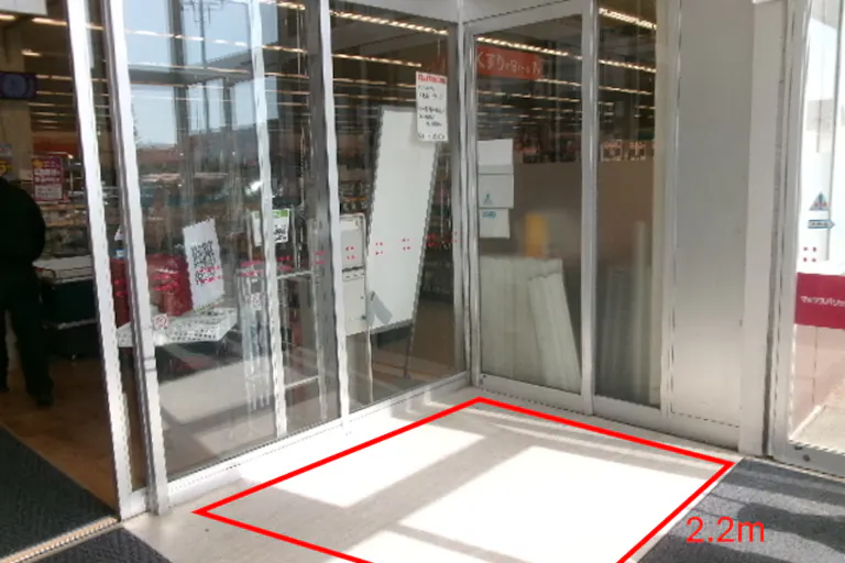 【マックスバリュ港北店】インストアベーカリー側入り口風除室 販促プロモーションや物販に最適なスーパー店内催事イベントスペースの画像1