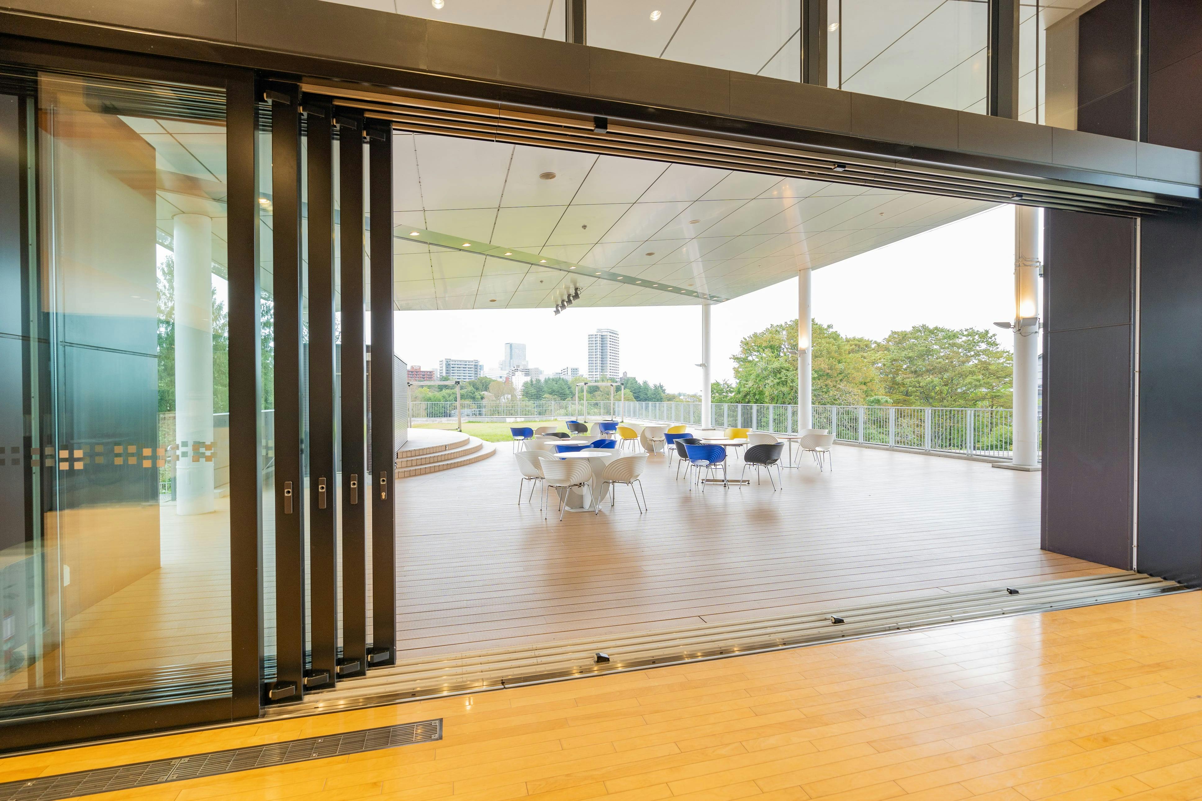 【国際センター駅0分】展示会やポップアップストアに適した日差しが差し込む明るいイベントスペース(屋内)