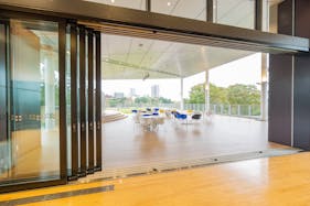 【国際センター駅0分】展示会やポップアップストアに適した日差しが差し込む明るいイベントスペース(屋内)