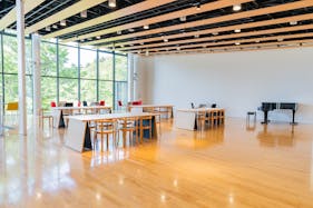 【国際センター駅0分】展示会やポップアップストアに適した日差しが差し込む明るいイベントスペース(屋内)