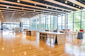 【国際センター駅0分】展示会やポップアップストアに適した日差しが差し込む明るいイベントスペース(屋内)