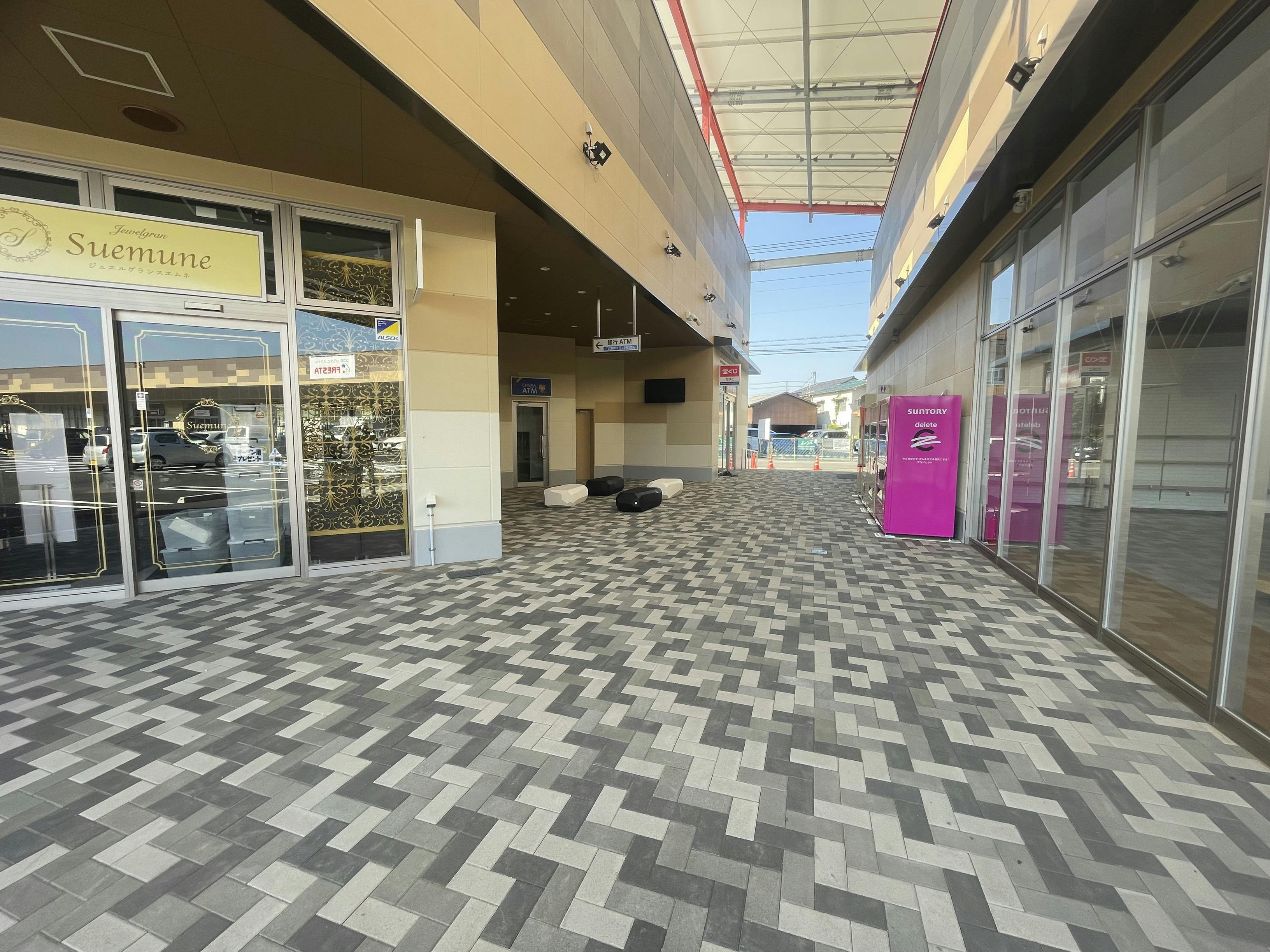 【フレスポ三次プラザ】プロモーションイベントや物販イベント提起したフレスポ広場(センターコート)に位置する半屋外スペース