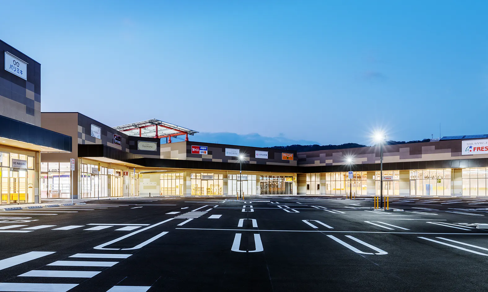 【フレスポ三次プラザ】プロモーションイベントや物販イベント提起したフレスポ広場（センターコート）に位置する半屋外スペース