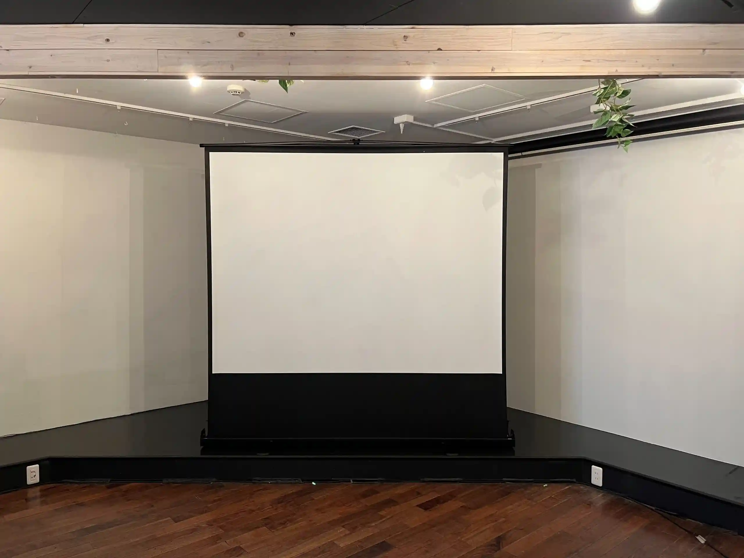 【池袋駅5分】展示会やオフサイドミーティングなどに最適な木の温もりを感じられる好立地な場所にあるレンタルスペース