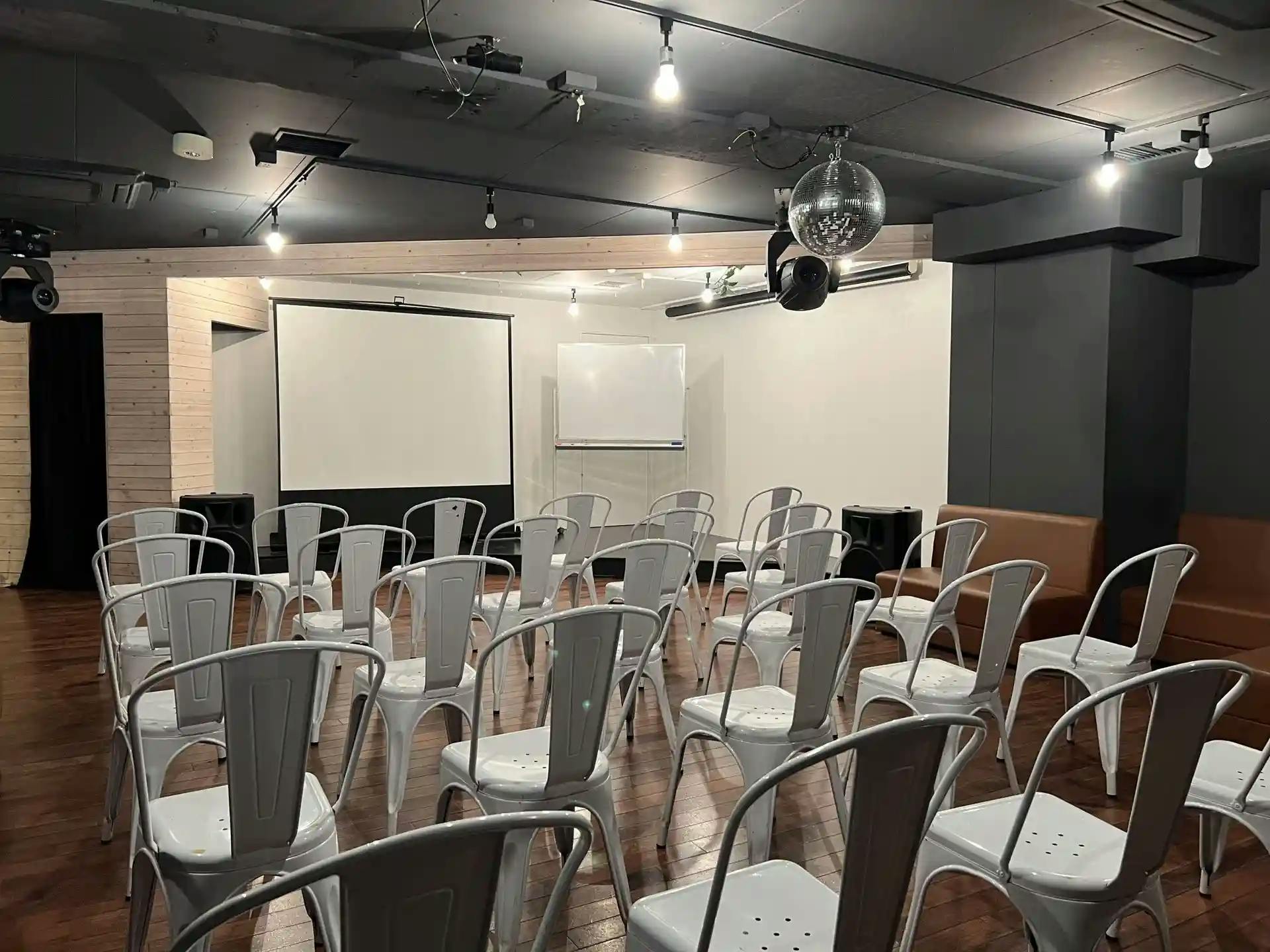 【池袋駅5分】展示会やオフサイドミーティングなどに最適な木の温もりを感じられる好立地な場所にあるレンタルスペース