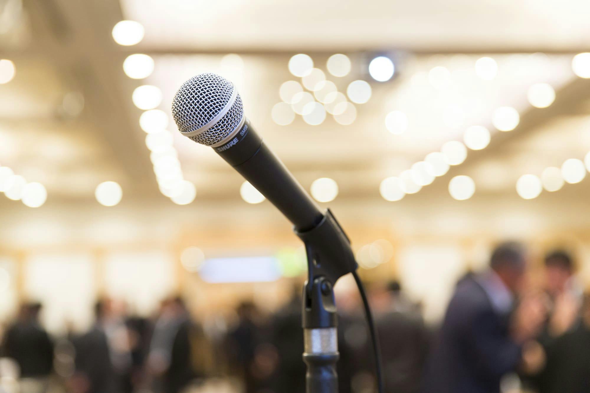 【プロジェクター、音響、マイク完備】