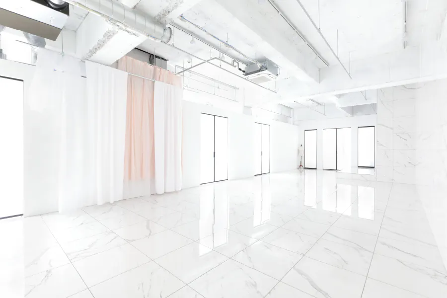 【雑色駅2分】招待制の展示会や各種撮影会に最適な床壁面の大理石が特徴的なイベントスペース