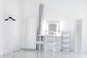 【雑色駅2分】招待制の展示会や各種撮影会に最適な床壁面の大理石が特徴的なイベントスペース