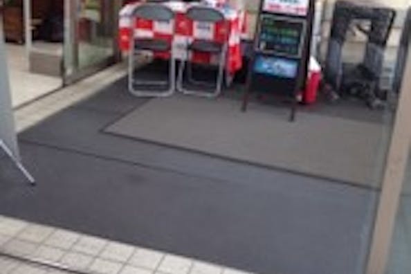 【オリンピック 洋光台店】プロモーションに利用可能な風除室スペース