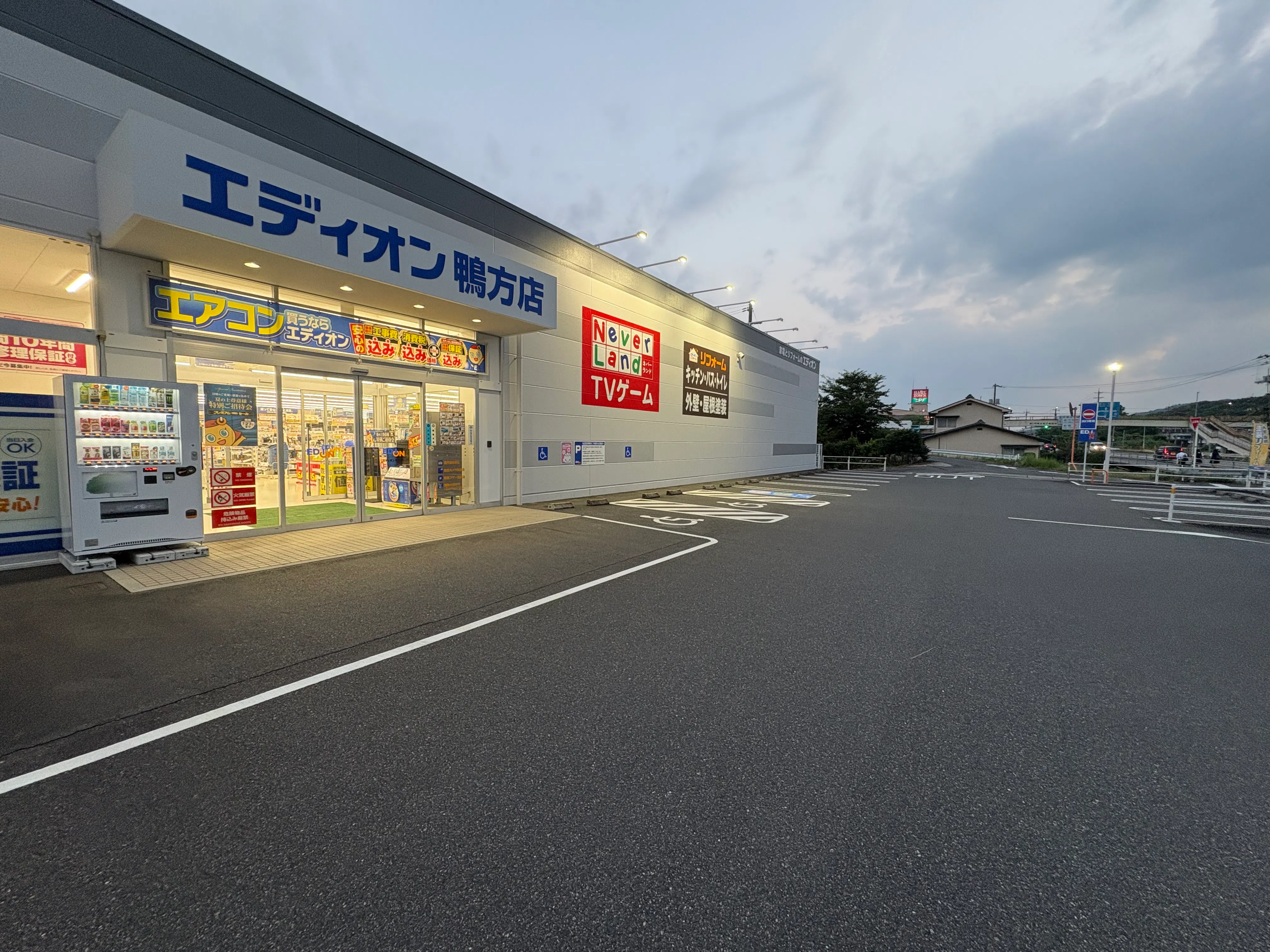 【エディオン鴨方店】キッチンカーに最適な駐車場イベントスペース