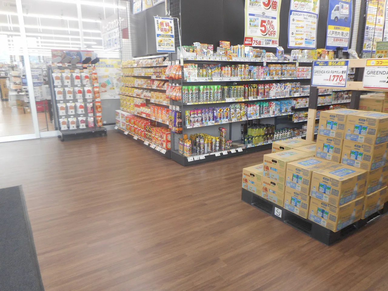 【サンデー八戸尻内店】屋内カウンター横　食物販やプロモーション等の出店に最適なホームセンター店内のイベントスペース