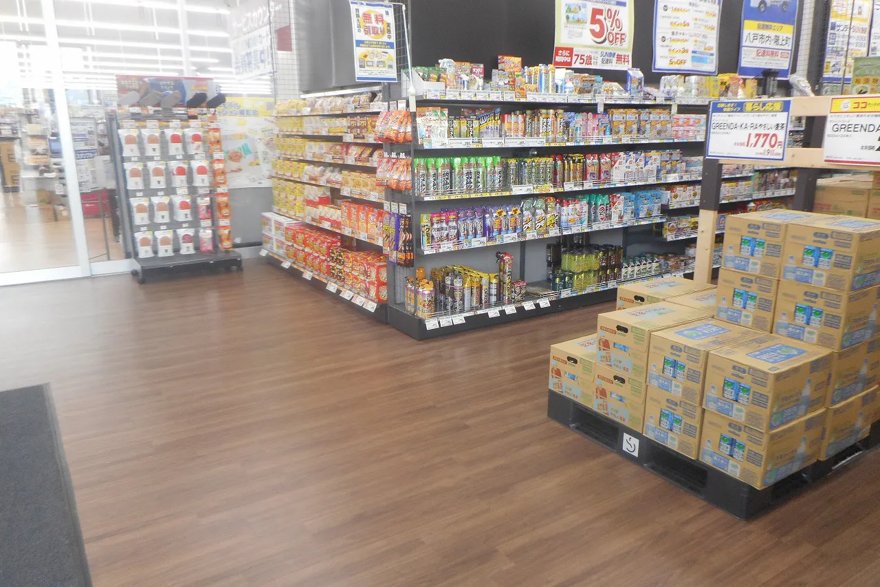 【サンデー八戸尻内店】屋内カウンター横 食物販やプロモーション等の出店に最適なホームセンター店内のイベントスペース