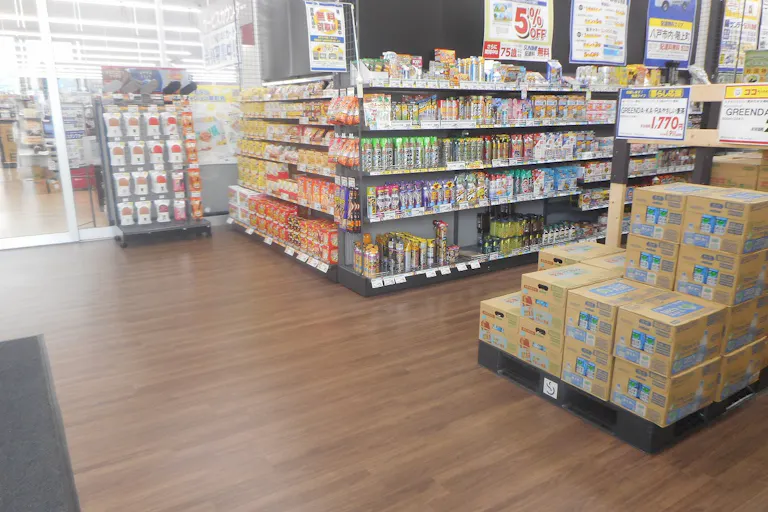 【サンデー八戸尻内店】屋内カウンター横 食物販やプロモーション等の出店に最適なホームセンター店内のイベントスペースの画像1