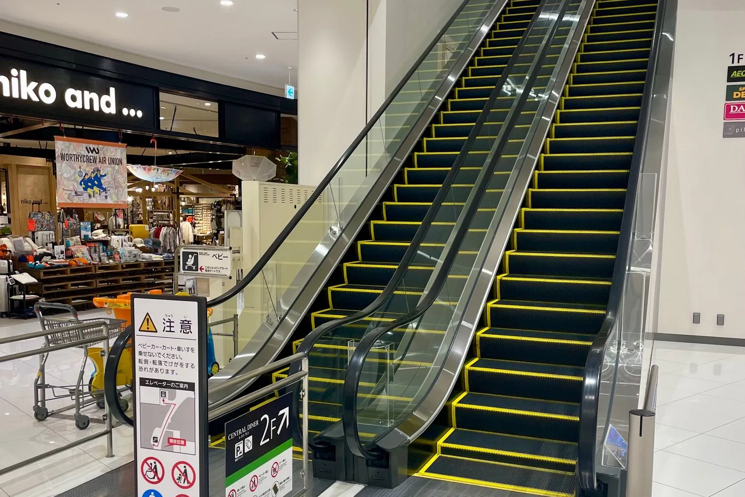 【イオンモール津南】モール内広告 エスカレーターレーン