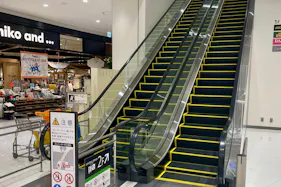 【イオンモール津南】モール内広告 エスカレーターレーン