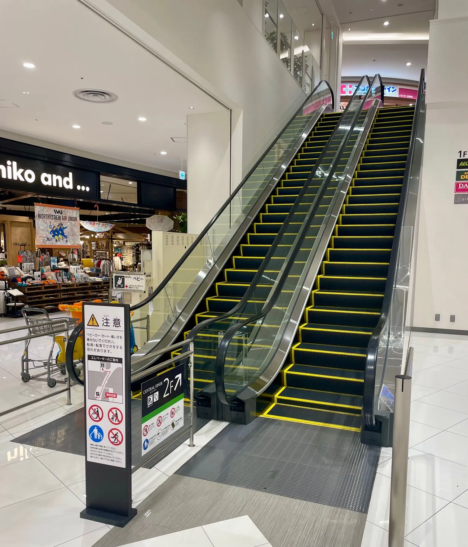 【イオンモール津南】モール内広告 エスカレーターレーンの画像