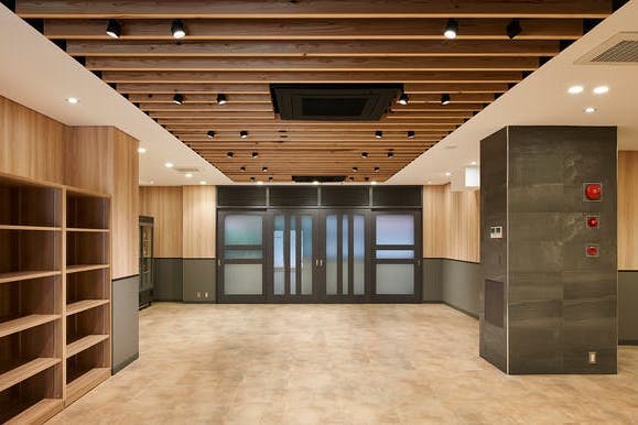 【本郷三丁目駅5分】展示会・プレゼン・会議室利用に最適!シンプルな内装にこだわった100㎡超のイベントスペース