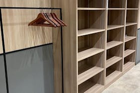 【本郷三丁目駅5分】展示会・プレゼン・会議室利用に最適!シンプルな内装にこだわった100㎡超のイベントスペース