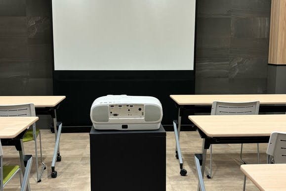 【本郷三丁目駅5分】展示会・プレゼン・会議室利用に最適!シンプルな内装にこだわった100㎡超のイベントスペース