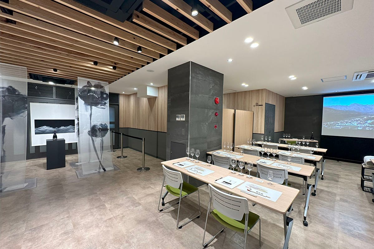 【本郷三丁目駅5分】展示会・プレゼン・会議室利用に最適!シンプルな内装にこだわった100㎡超のイベントスペース