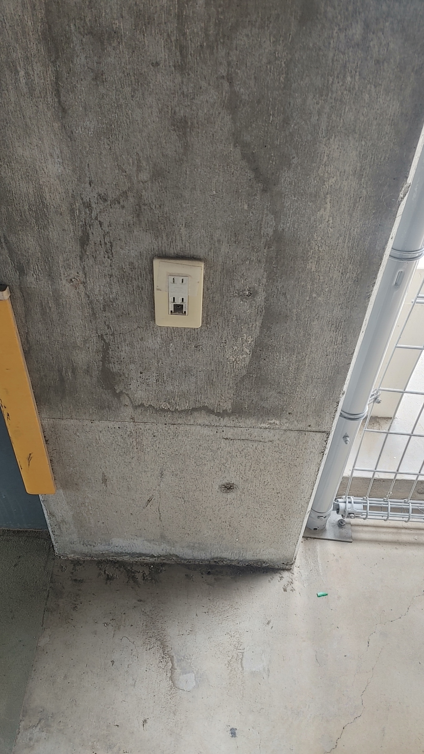 【メガセンタートライアル伊勢崎中央店】⑪ポップアップストアやプロモーションに適した駐車場スペース(立体駐車場３F店舗東側エントランス前_駐車場1区画)