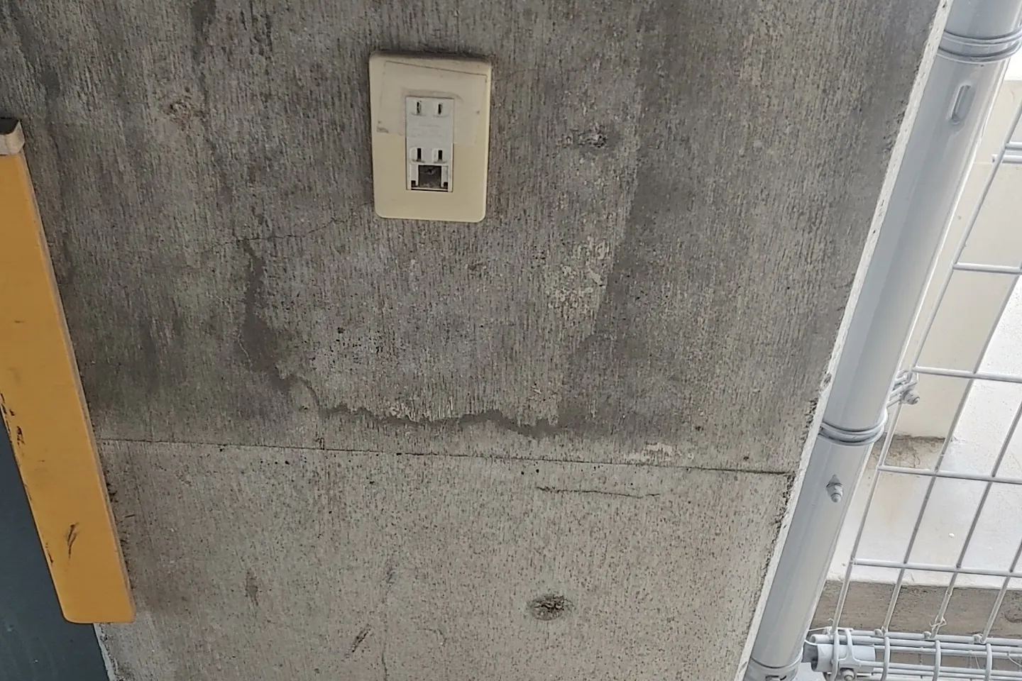 【メガセンタートライアル伊勢崎中央店】⑪ポップアップストアやプロモーションに適した駐車場スペース(立体駐車場3F店舗東側エントランス前_駐車場1区画)