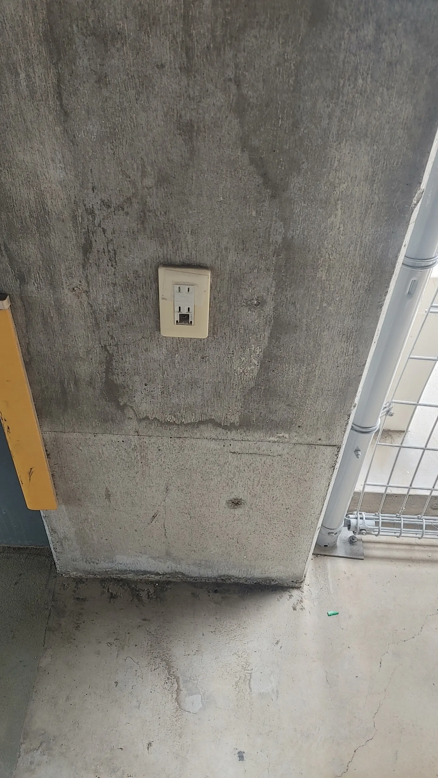 【メガセンタートライアル伊勢崎中央店】⑪ポップアップストアやプロモーションに適した駐車場スペース(立体駐車場３F店舗東側エントランス前_駐車場1区画)