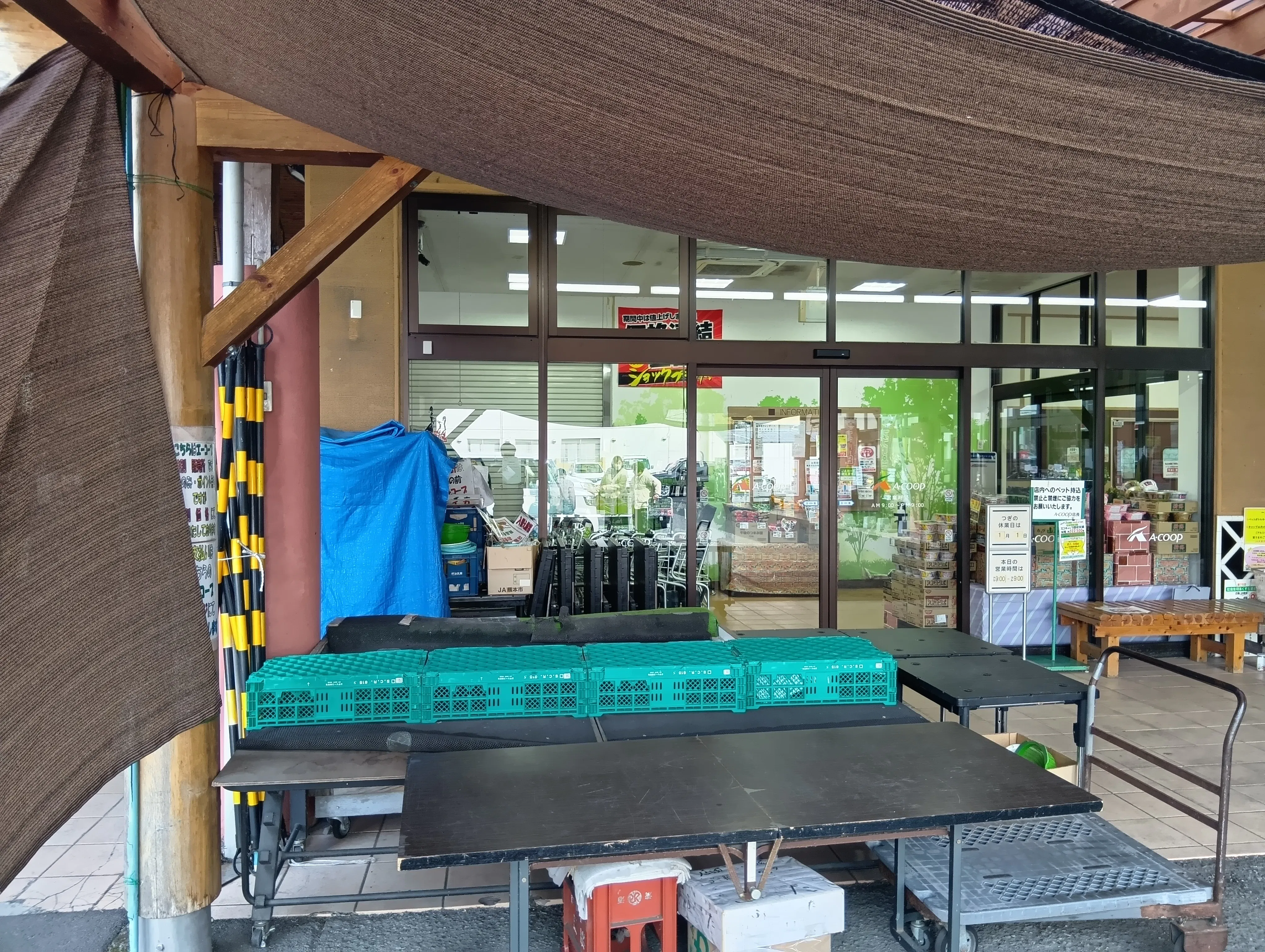 【Aコープやまさき店】店舗向かって左側軒下スペース