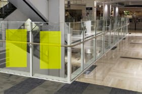 【イオンモール岡山】モール内広告 吹き抜けガラス