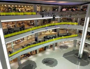 【イオンモール岡山】モール内広告 吹き抜けガラスの画像