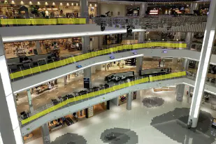 【イオンモール岡山】モール内広告 吹き抜けガラス