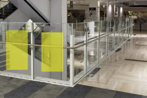 【イオンモール岡山】モール内広告 吹き抜けガラス