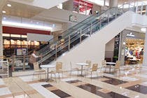 【イオンモール久御山】各種プロモーションや物販に最適な光のコート前イベントスペースの画像