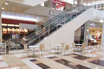 【イオンモール久御山】各種プロモーションや物販に最適な光のコート前イベントスペース