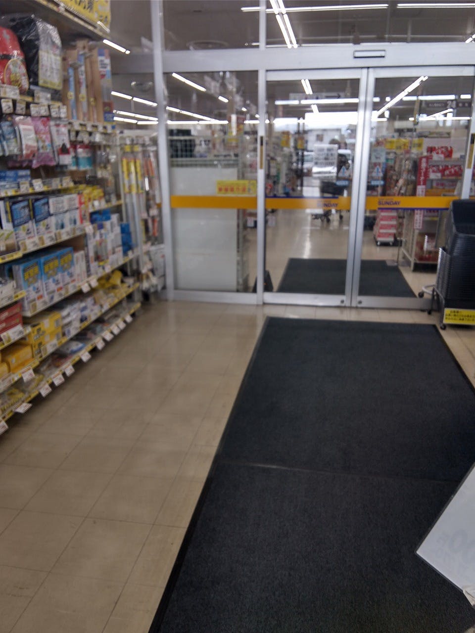 【サンデー弘前石渡店】屋内風除室　食物販やプロモーション等の出店に最適なホームセンター店内のイベントスペースの画像