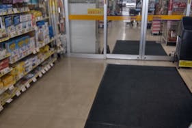 【サンデー弘前石渡店】屋内風除室 食物販やプロモーション等の出店に最適なホームセンター店内のイベントスペース