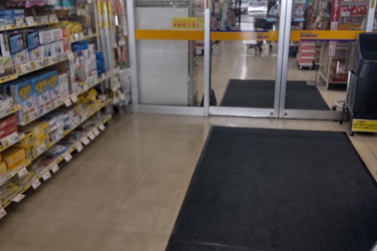 【サンデー弘前石渡店】屋内風除室 食物販やプロモーション等の出店に最適なホームセンター店内のイベントスペースの画像1