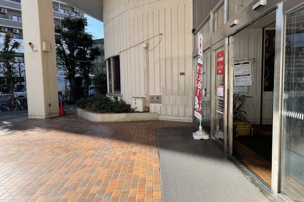 【西友 河辺店】1F店頭入口 プロモーション用途や物販、食物販のポップアップストアに最適なスーパーの屋外/屋内催事イベントスペース