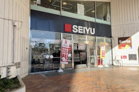 【西友 河辺店】1F店頭入口 プロモーション用途や物販、食物販のポップアップストアに最適なスーパーの屋外/屋内催事イベントスペース