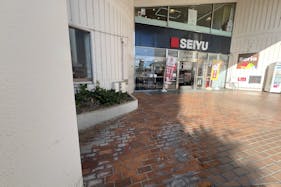 【西友 河辺店】1F店頭入口 プロモーション用途や物販、食物販のポップアップストアに最適なスーパーの屋外/屋内催事イベントスペース