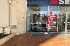 【西友 河辺店】1F店頭入口 プロモーション用途や物販、食物販のポップアップストアに最適なスーパーの屋外/屋内催事イベントスペース