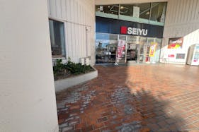 【西友 河辺店】1F店頭入口 プロモーション用途や物販、食物販のポップアップストアに最適なスーパーの屋外/屋内催事イベントスペース